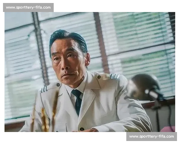 司徒浩南重出江湖！郑浩南香港街头再现经典造型，网友：青春回来了